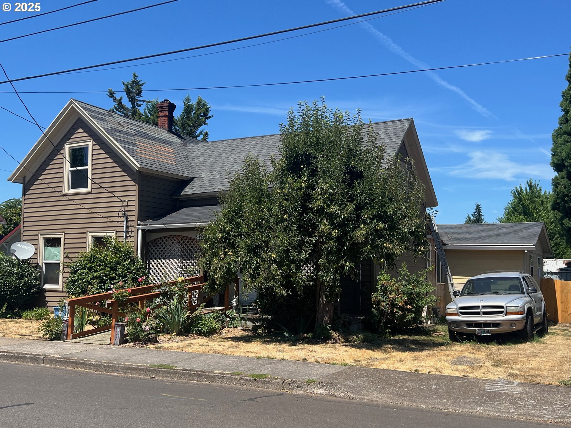 810 Taylor Mount Angel, OR 97362 - Photo 2 of 25 a car parked in front of a house