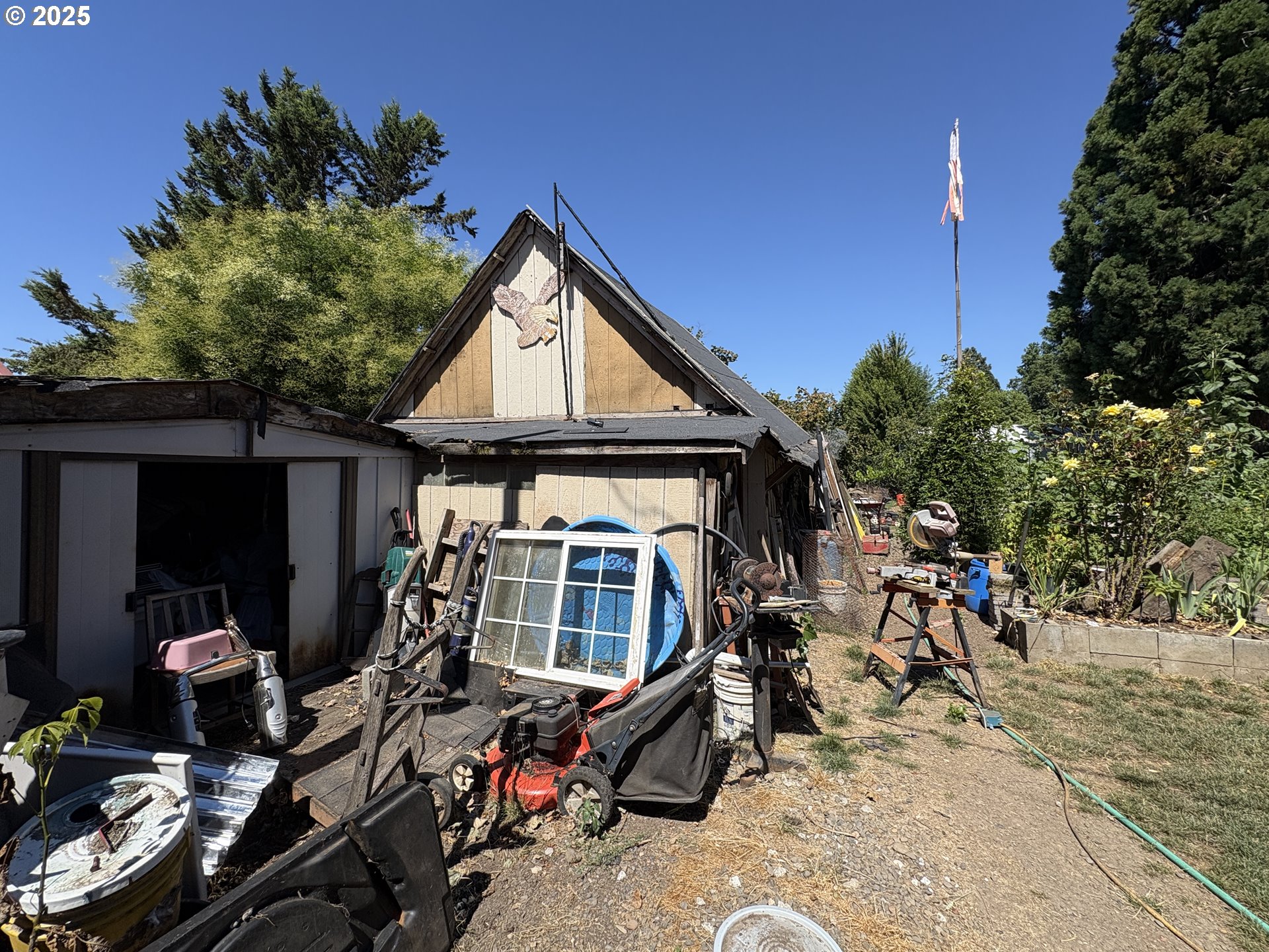 810 Taylor Mount Angel, OR 97362 - Photo 21 of 25 a view of a storage room with gym equipment
