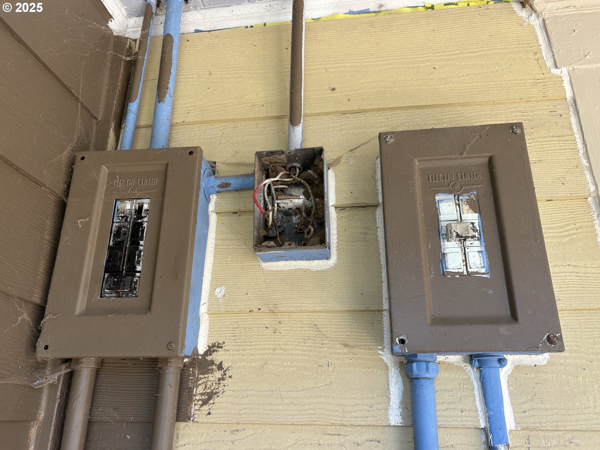 810 Taylor Mount Angel, OR 97362 - Photo 5 of 25 a front view of a house with stairs