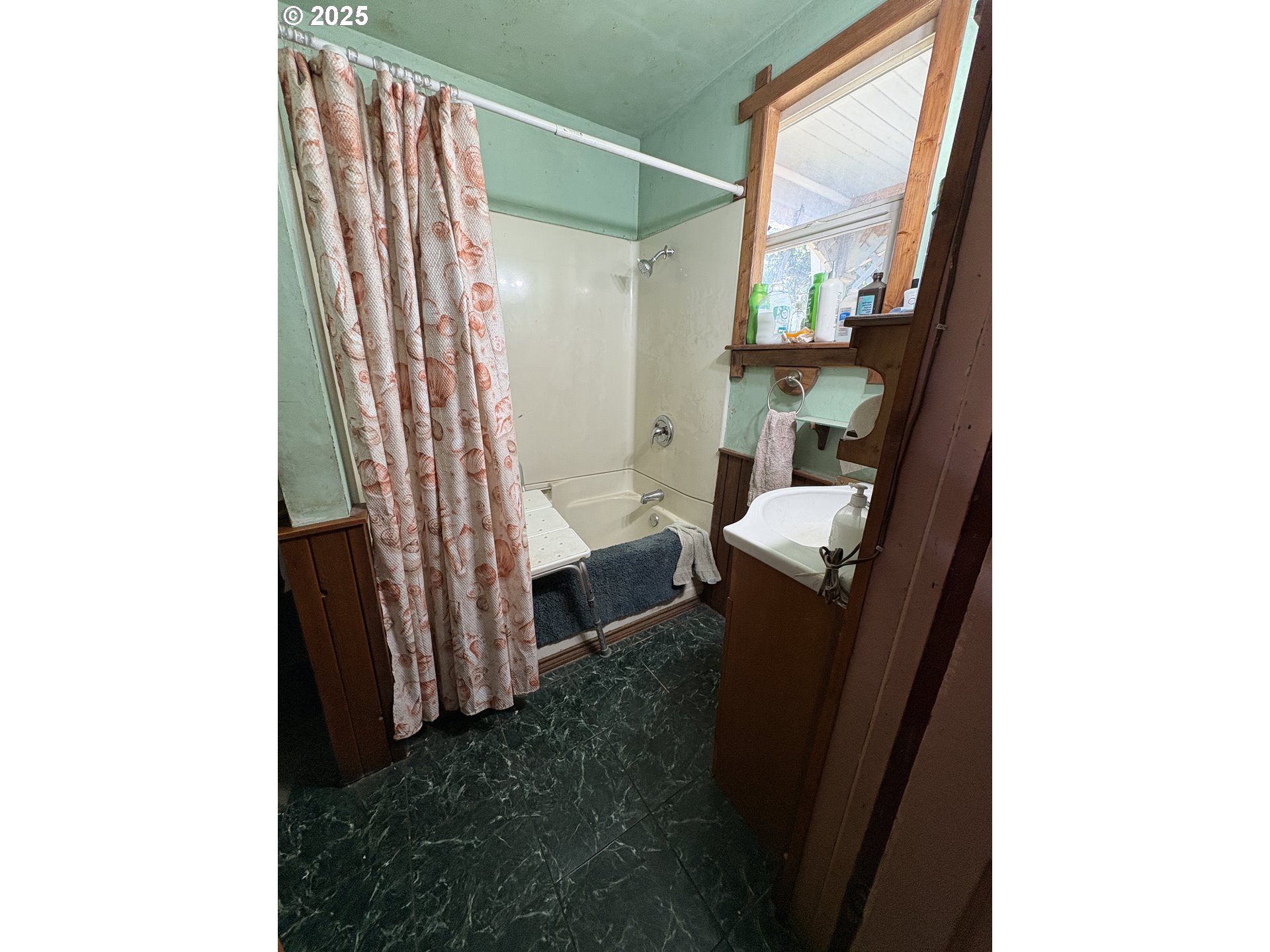 810 Taylor Mount Angel, OR 97362 - Photo 7 of 25 a living room with furniture and a window