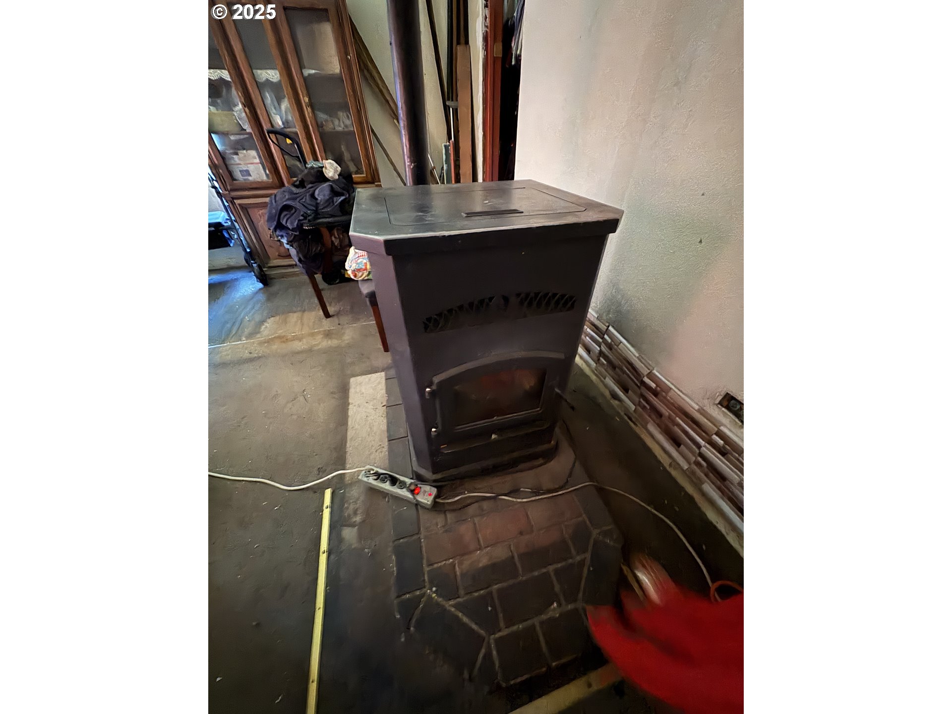 810 Taylor Mount Angel, OR 97362 - Photo 8 of 25 a bathroom with a sink and mirror