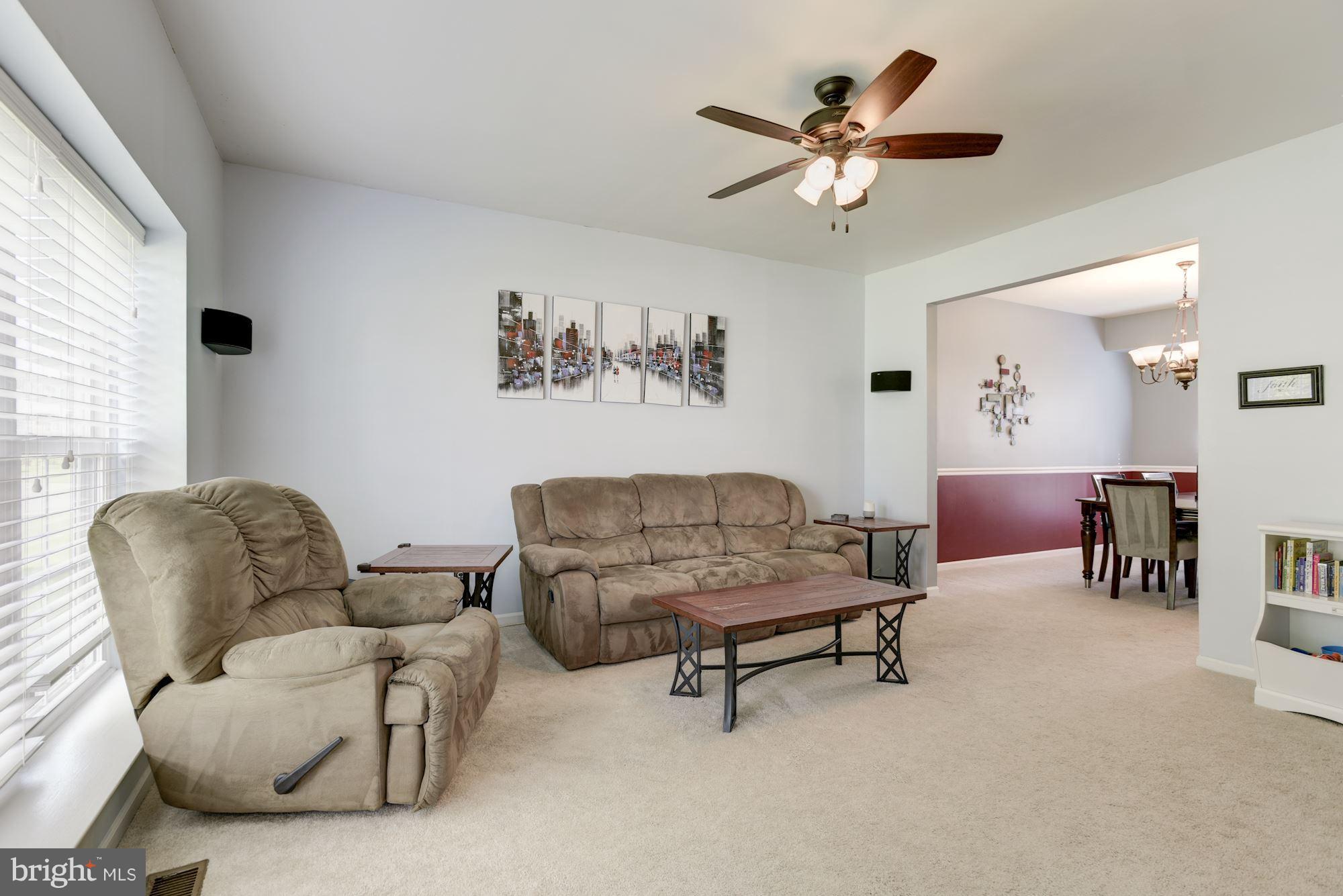 8571 Yoder Street Manassas, VA 20110 - Photo 5 of 27 SPACIOUS LIVING ROOM