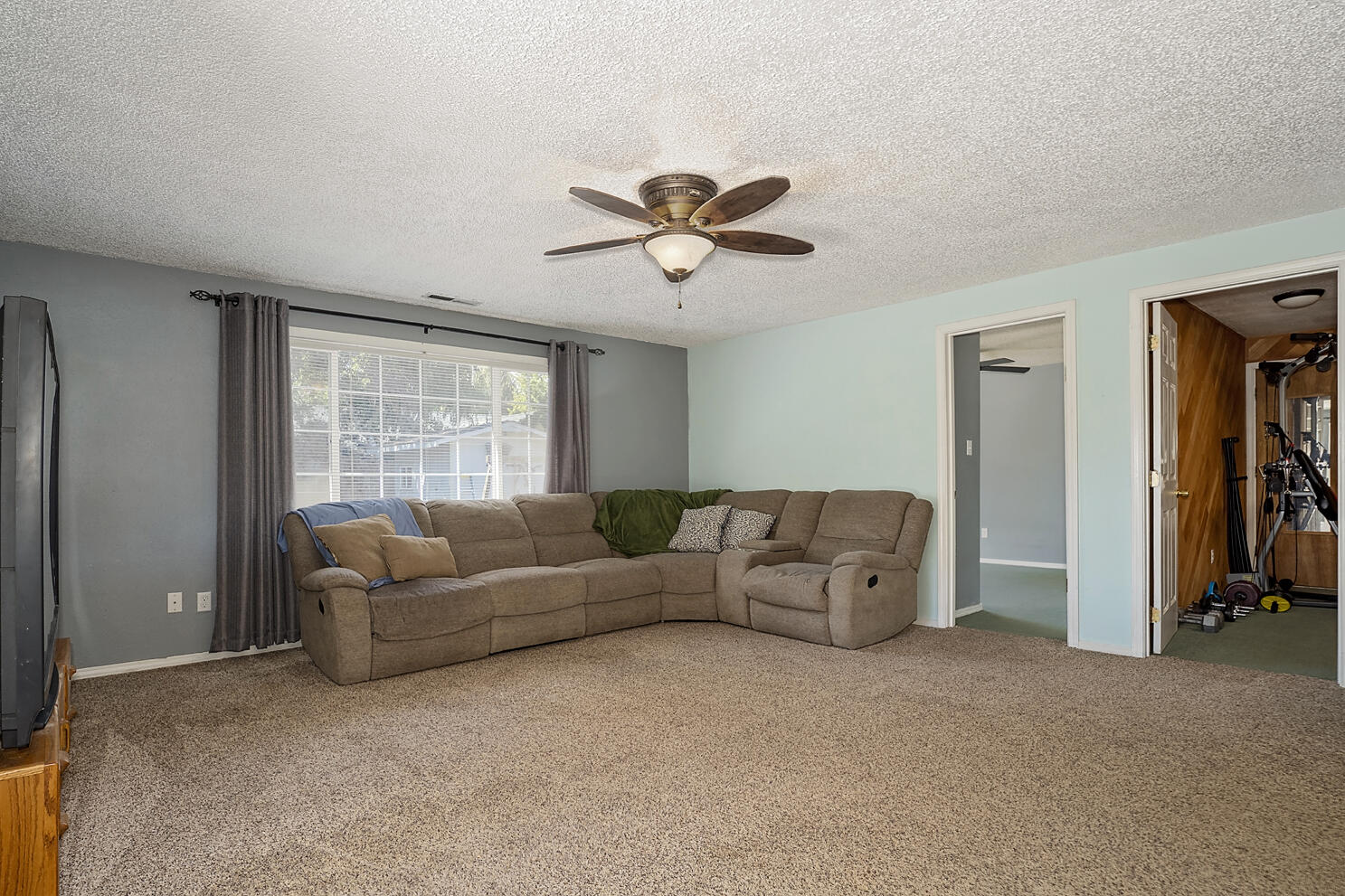 108 Vincent Avenue Central Point, OR 97502 - Photo 12 of 20 Family room