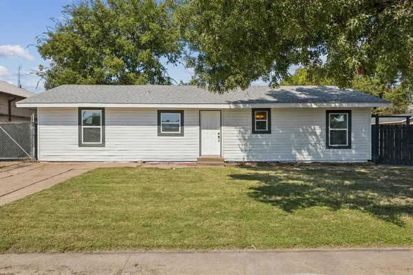 $1,950 | 303 North Delphine Street, Terrell, TX 75160