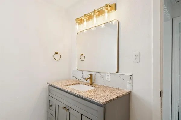 $1,950 | 303 North Delphine Street, Terrell, TX 75160
