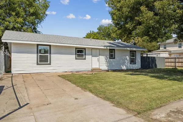 $1,950 | 303 North Delphine Street, Terrell, TX 75160