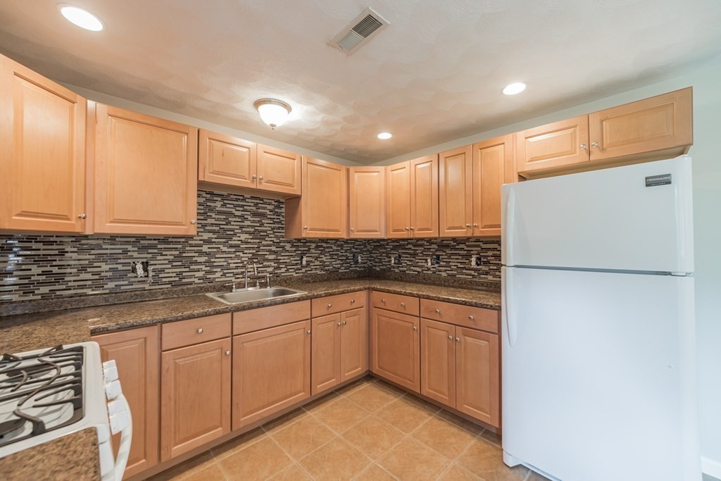 39-41 Bicknell Road, Unit 41 Billerica, MA 01821 - Photo 4 of 33 Gallery Image 4