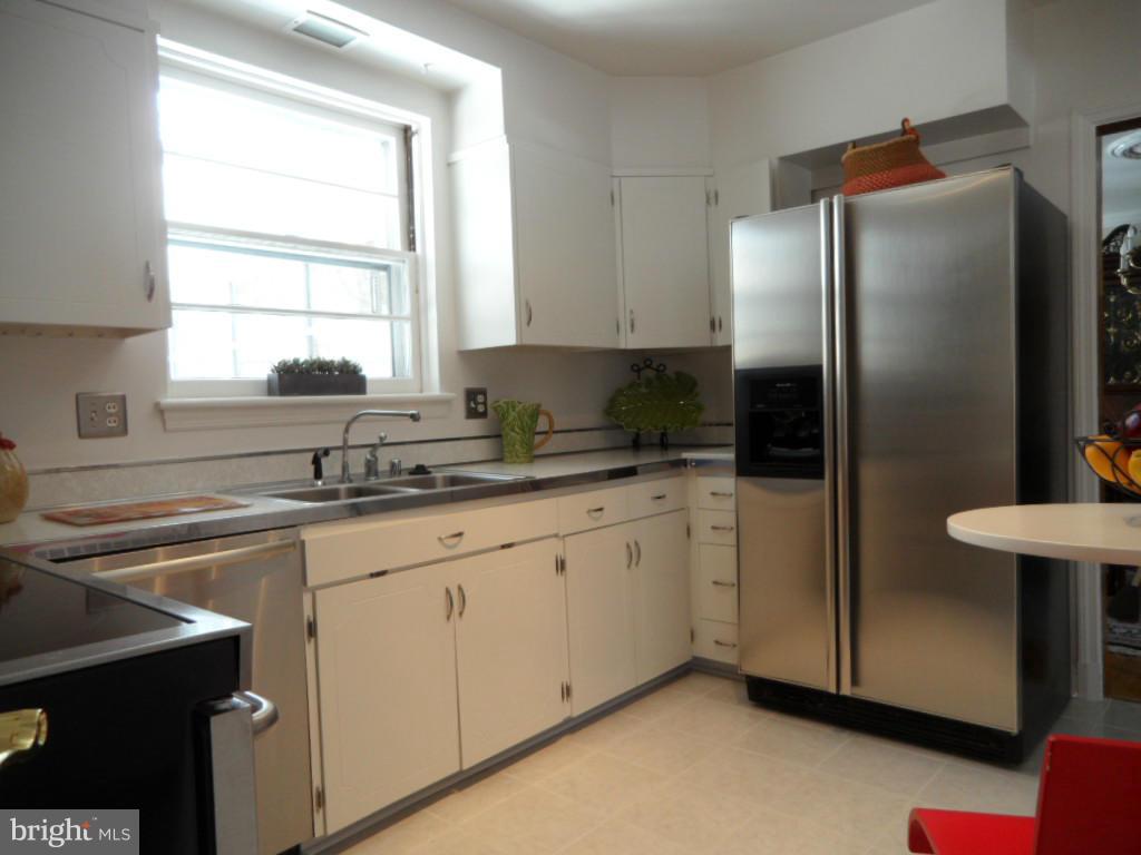 10309 Pierce Drive Silver Spring, MD 20901 - Photo 7 of 26 Kitchen