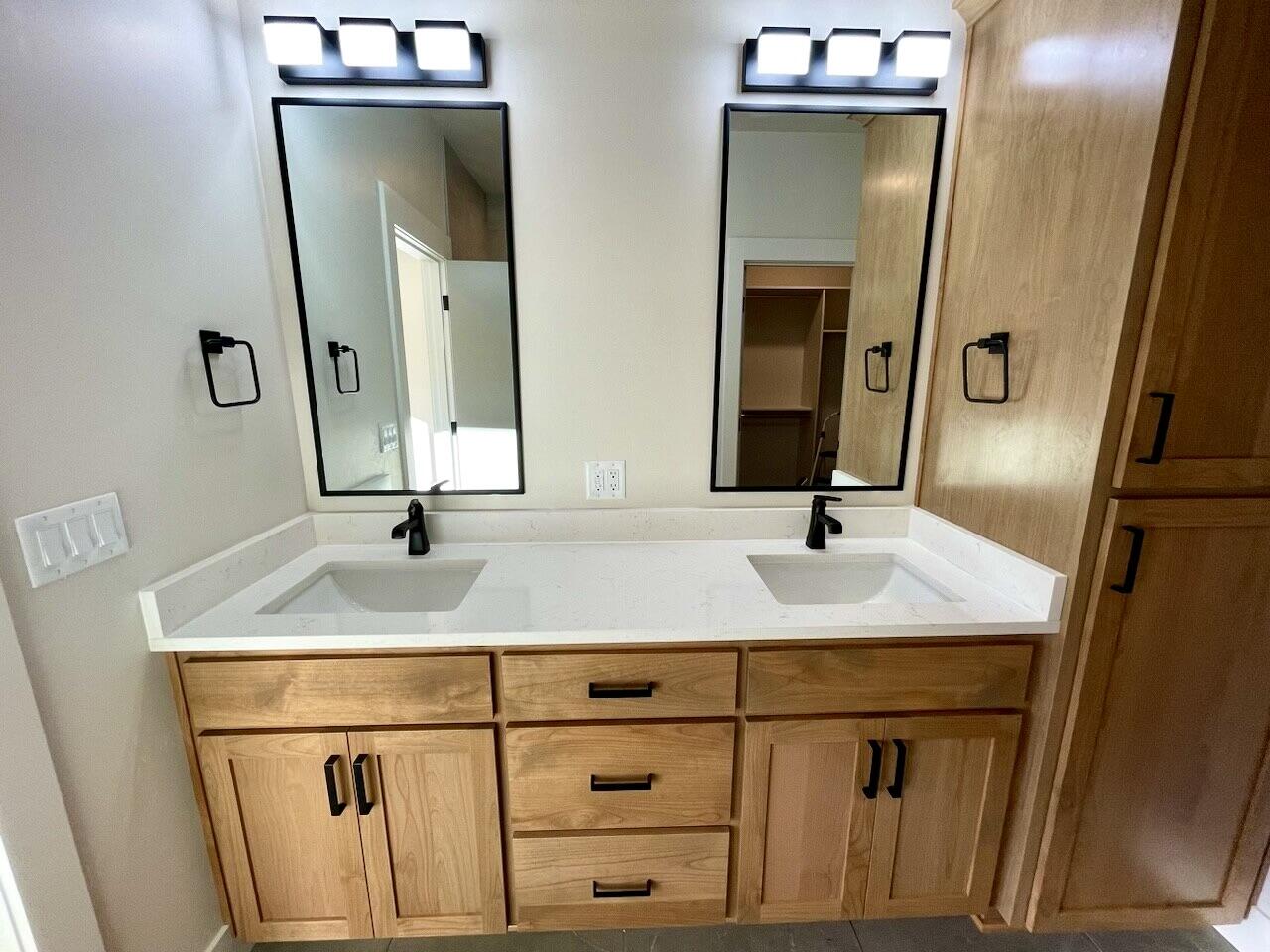 388 Randy Street Ashland, OR 97520 - Photo 17 of 30 Primary Bathroom