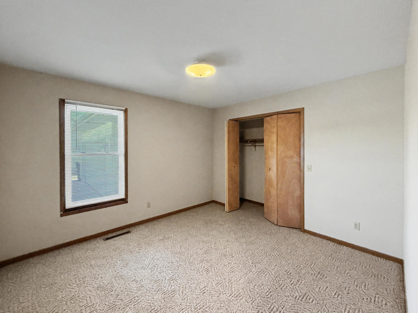 707 East Ash Street Watseka, IL 60970 - Photo 11 of 14 an empty room with a window and mirror
