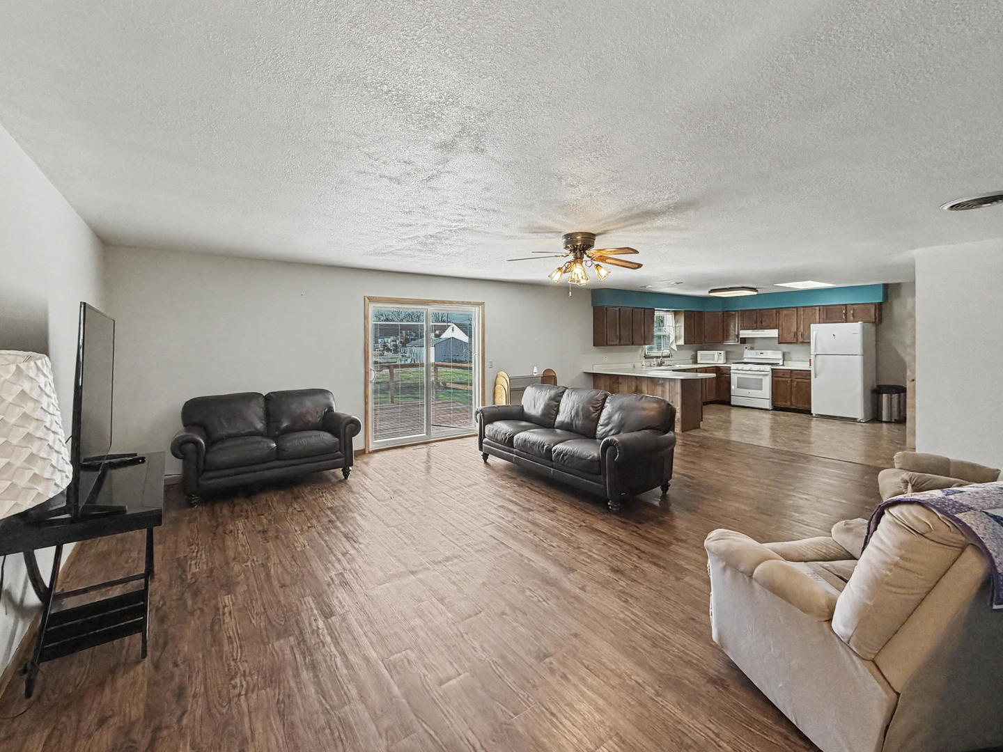 707 East Ash Street Watseka, IL 60970 - Photo 4 of 14 a living room with furniture and a couch