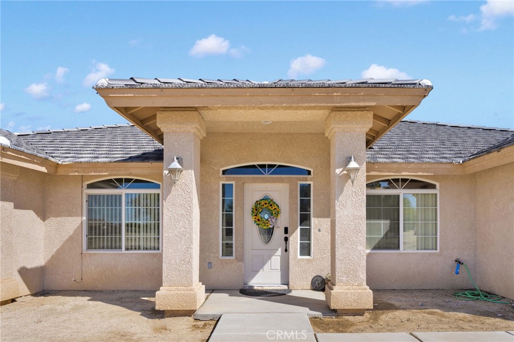 12871 Alta Vista Road Pinon Hills, CA 92372 - Photo 2 of 40 a front view of a house with garden