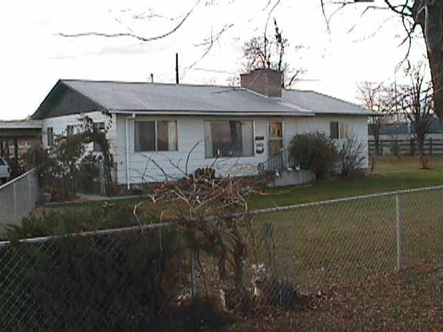 10 Pioneer Road Toppenish, WA 98948 - Photo 1 of 1 a front view of a house with garden