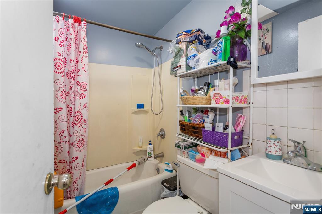 120-122 Lodi Street Hackensack, NJ 07601 - Photo 5 of 50 a utility room with dryer and washer