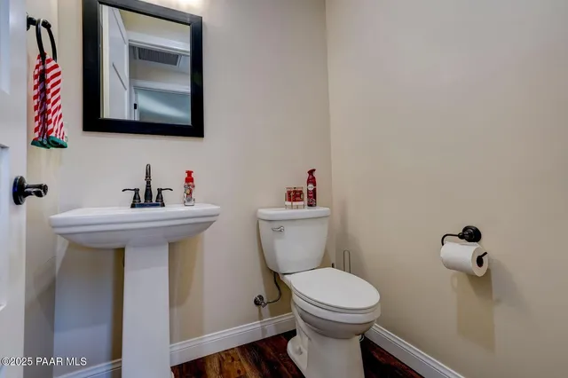 a en suite bathroom with a sink and a mirror