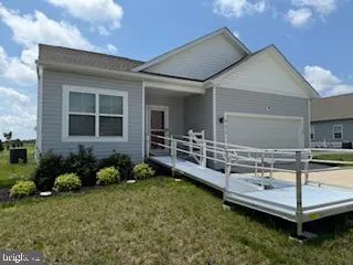 a view of a house with backyard and porch