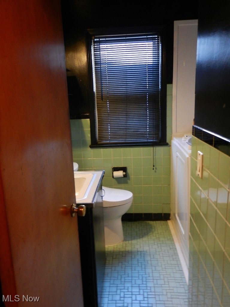 4897 Richmond Road Cleveland, OH 44128 - Photo 12 of 16 Main floor bathroom with walk-in bathtub & bidet