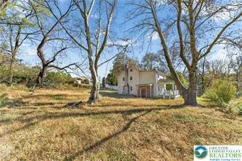 a view of a yard with a tree