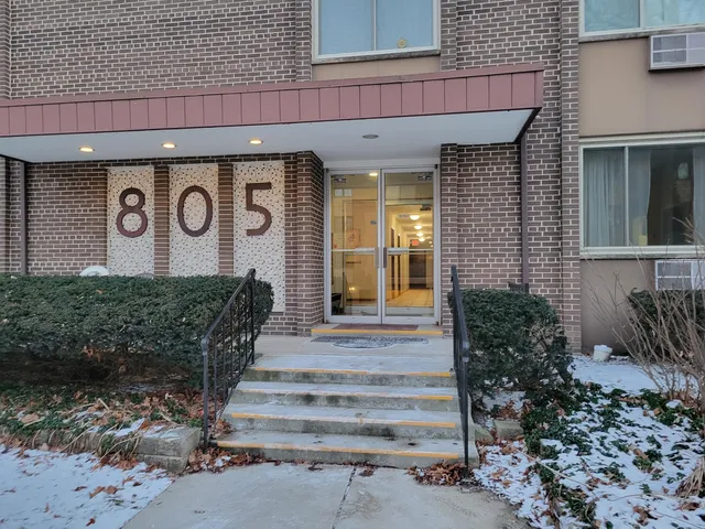 $175,000 | 805 East Henry Clay Street, Unit 202, Whitefish Bay, WI 53217