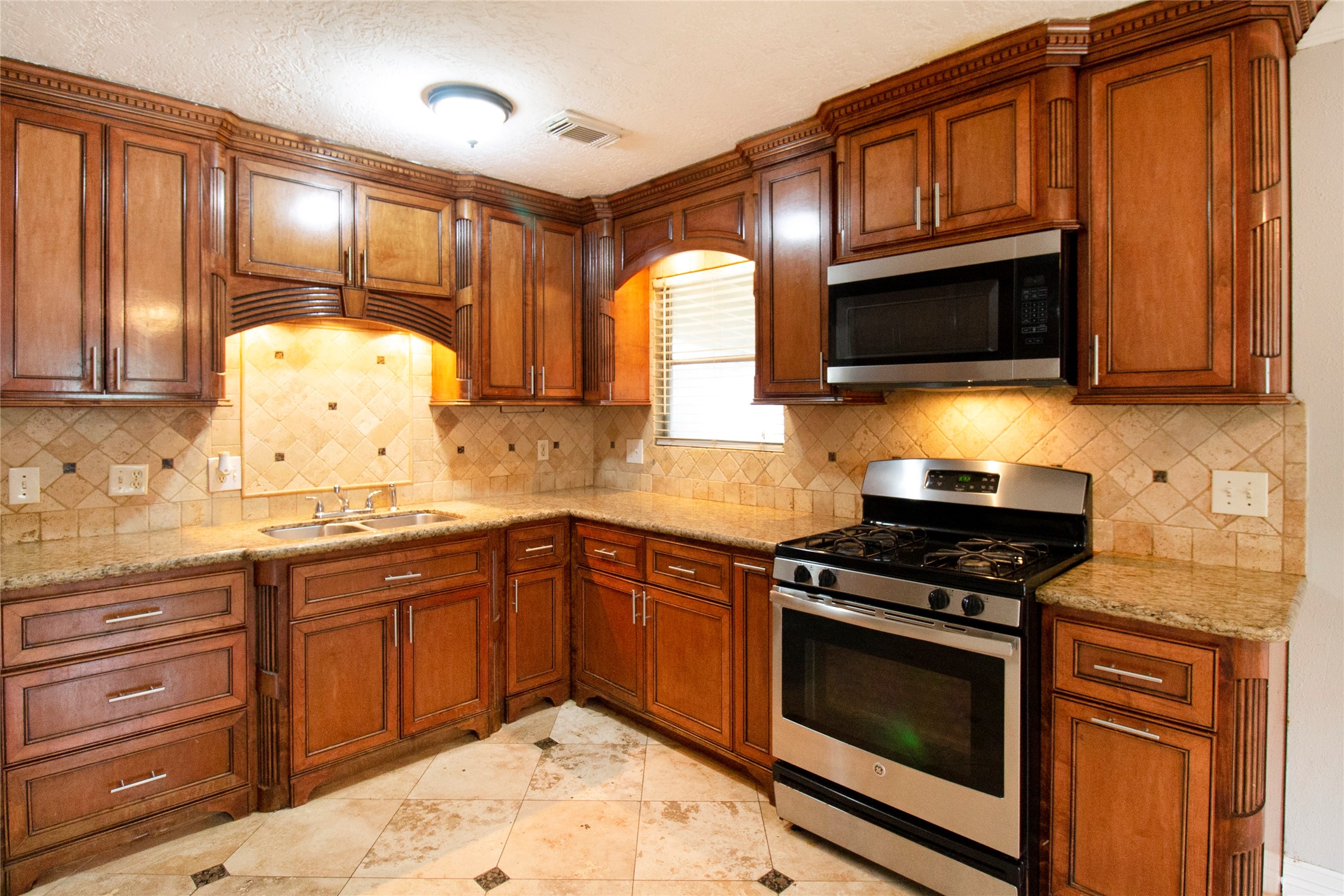 3218 Suiter Way Pasadena, TX 77503 - Photo 5 of 20 Kitchen, granite, ss appliances.