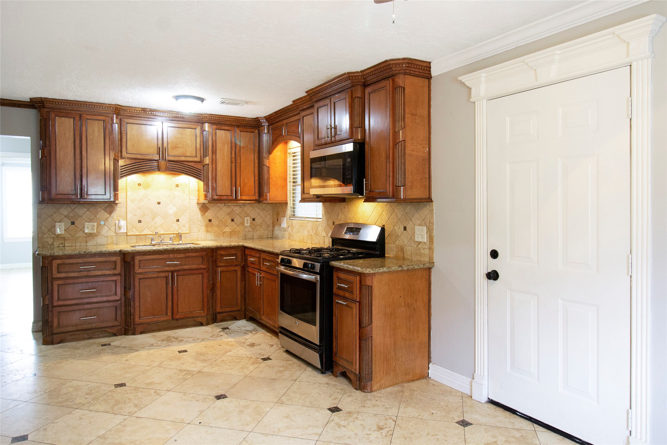3218 Suiter Way Pasadena, TX 77503 - Photo 6 of 20 Kitchen