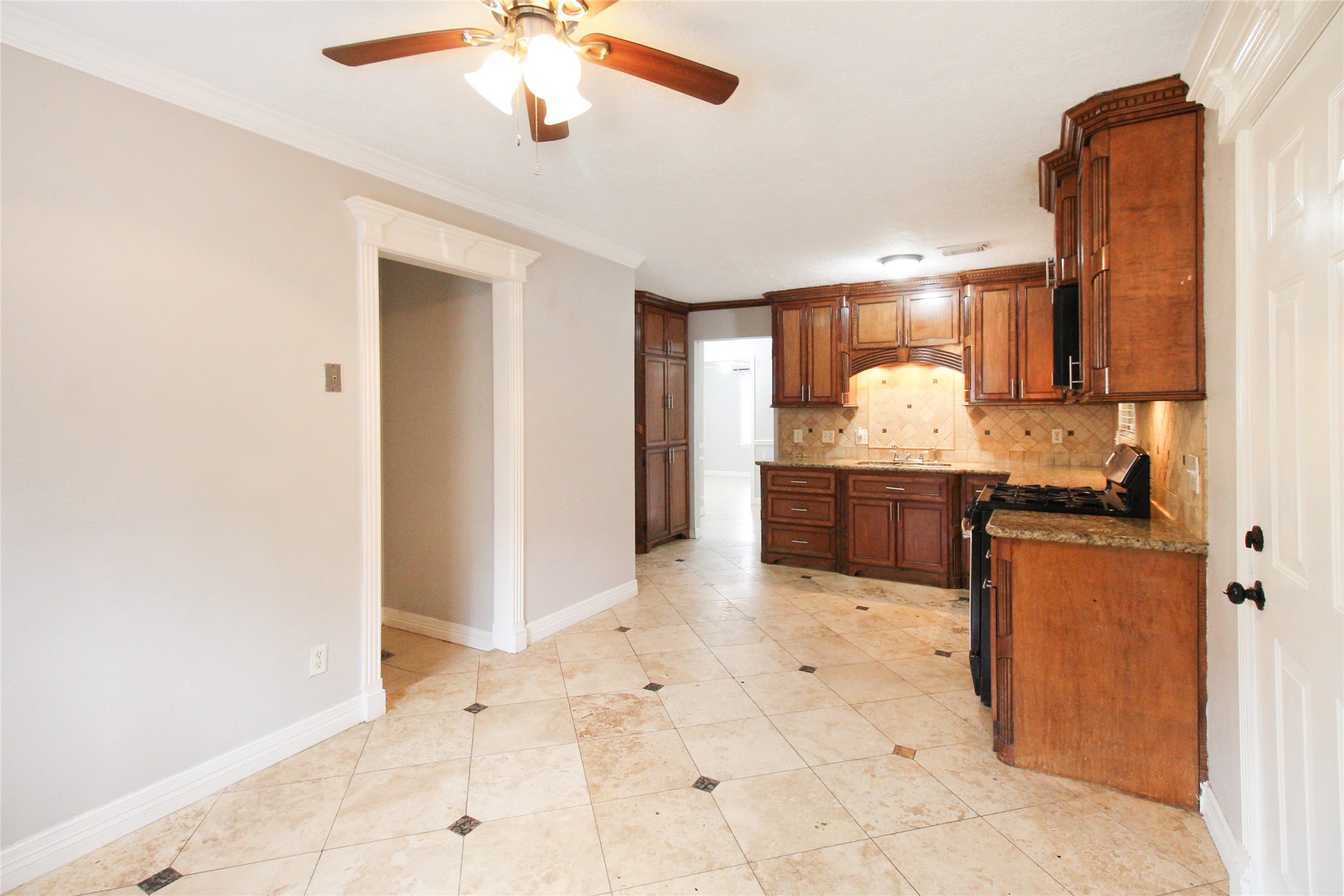 3218 Suiter Way Pasadena, TX 77503 - Photo 8 of 20 Kitchen/Dining area