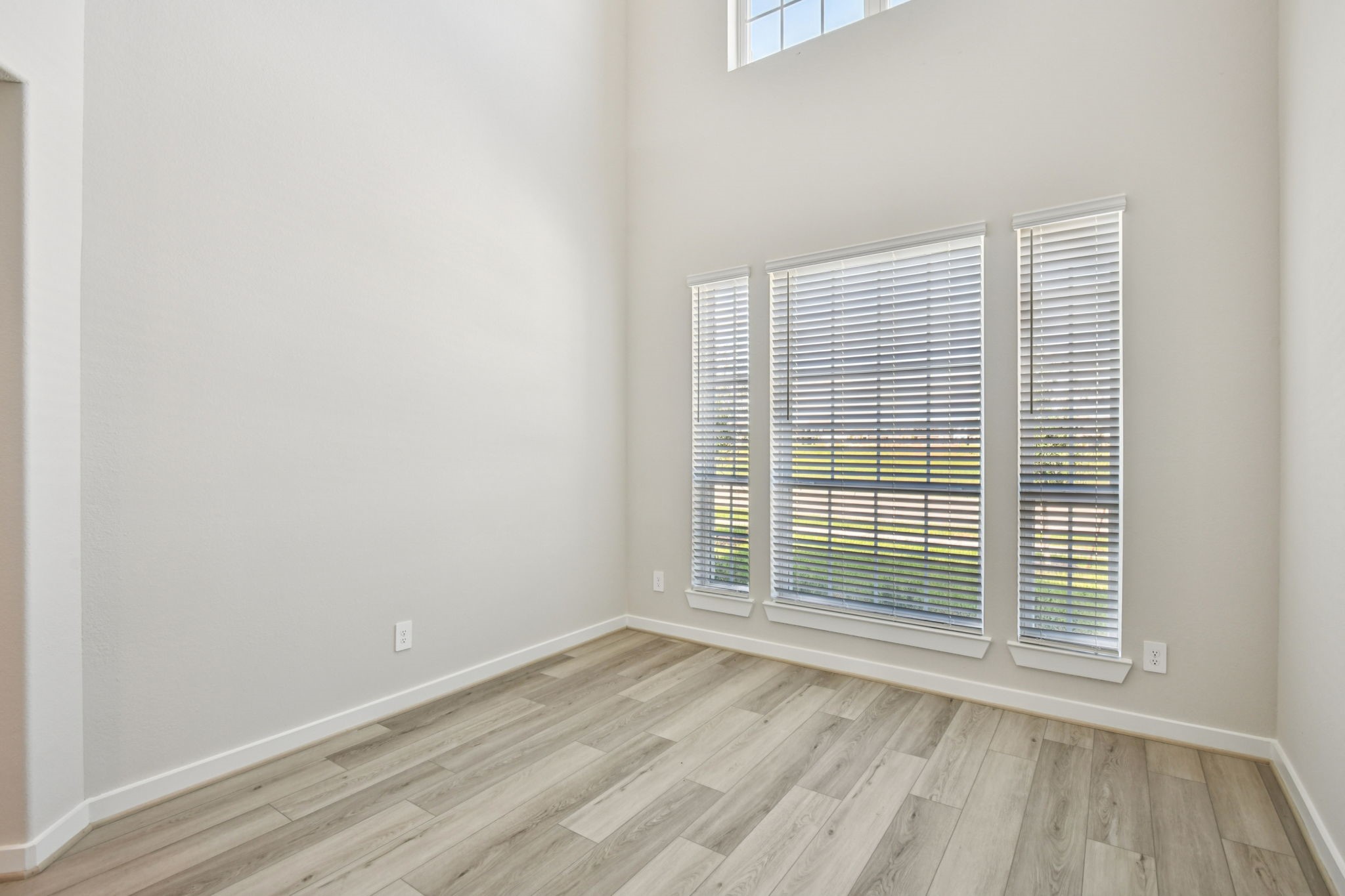 2710 Chancellor Court Rosenberg, TX 77471 - Photo 16 of 49 Photo is not of the actual home, but is an inspirational photo of builder’s model home and may depict options, furnishings, and/or decorator features that are not included