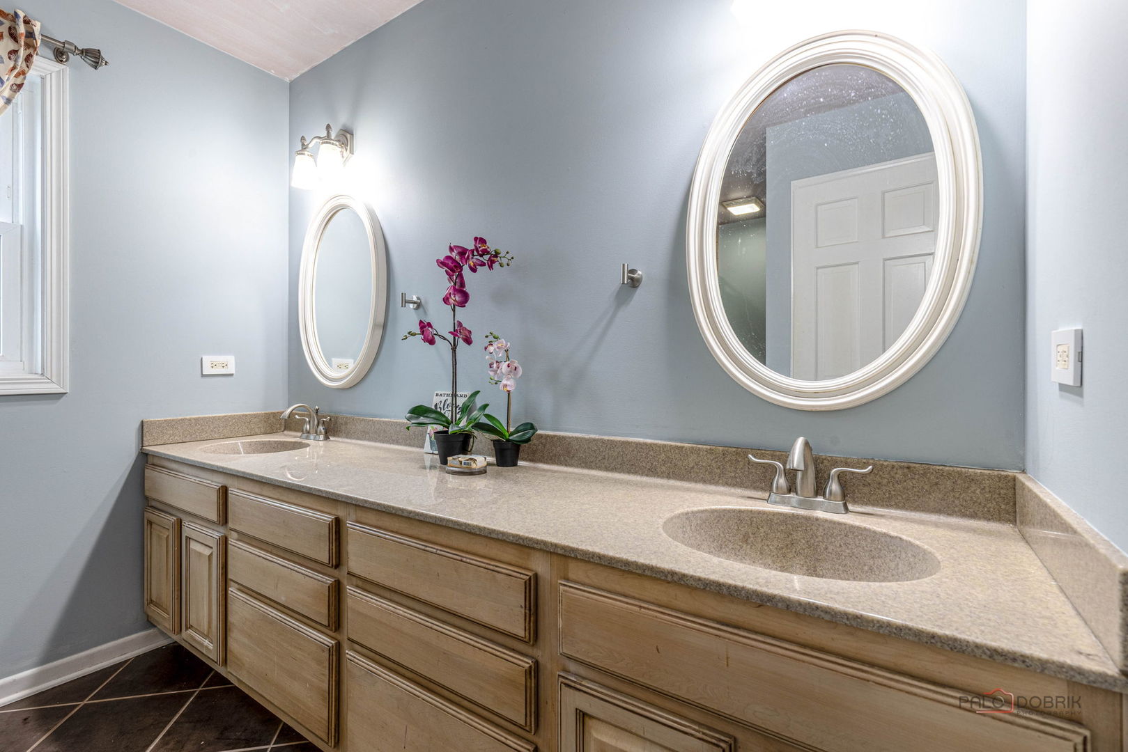 516 North Emroy Avenue Elmhurst, IL 60126 - Photo 20 of 35 a bathroom with a double vanity sink and a mirror