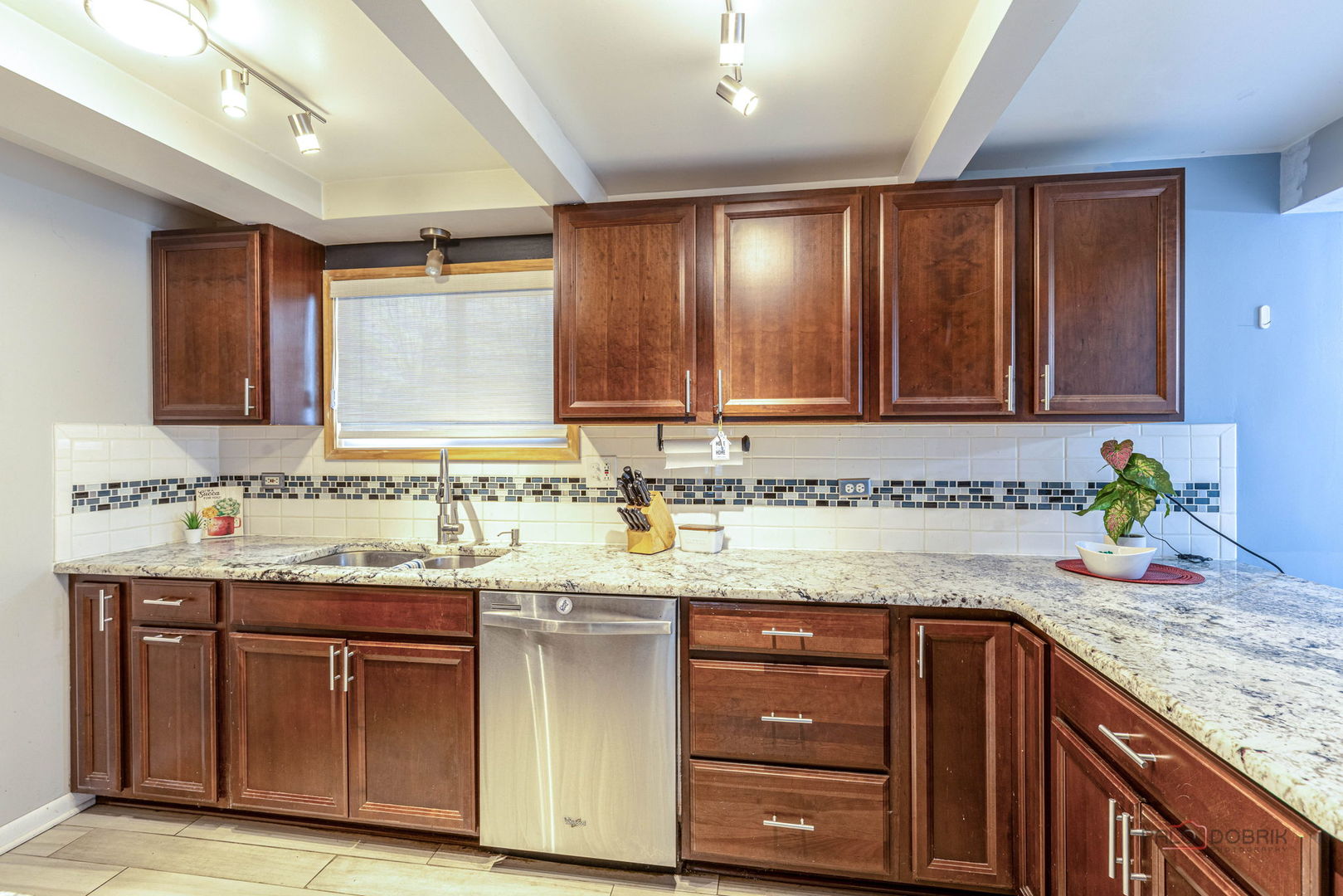 516 North Emroy Avenue Elmhurst, IL 60126 - Photo 8 of 35 a kitchen with granite countertop cabinets sink and stove