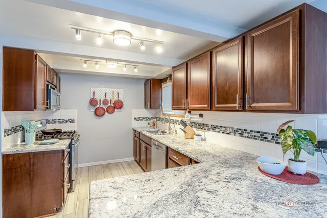 $550,000 | 516 North Emroy Avenue, Elmhurst, IL 60126