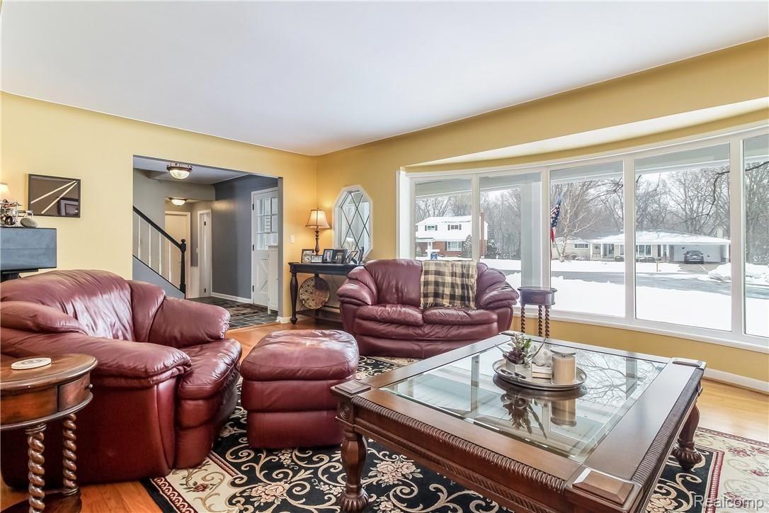 693 Lynndale Court Rochester, MI 48309 - Photo 4 of 22 004-5407586-large.jpg