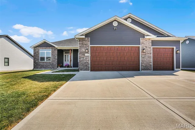 $475,000 | 119 Reagan Drive, Troy, IL 62294
