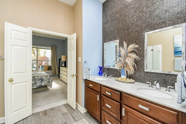a en suite bathroom with a double vanity sink and a mirror