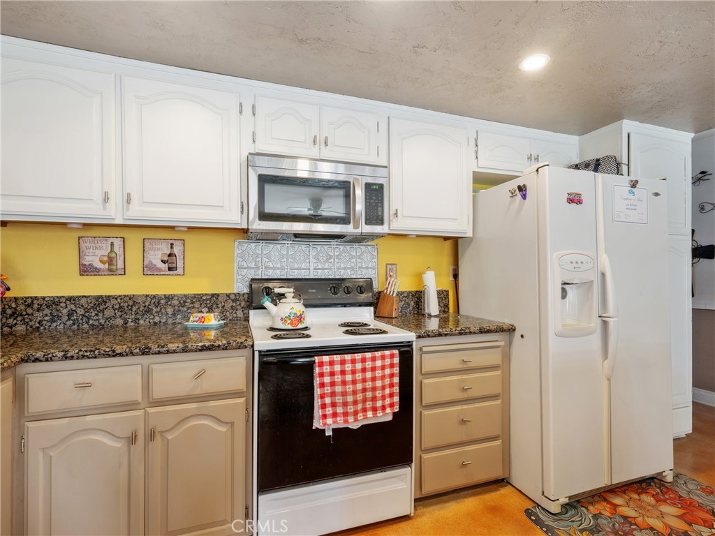 27767 Hummingbird Lane Helendale, CA 92342 - Photo 12 of 34