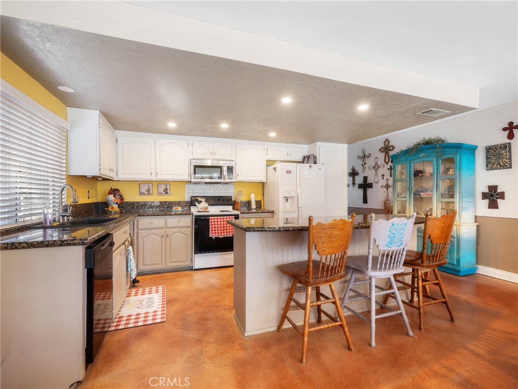 27767 Hummingbird Lane Helendale, CA 92342 - Photo 14 of 34