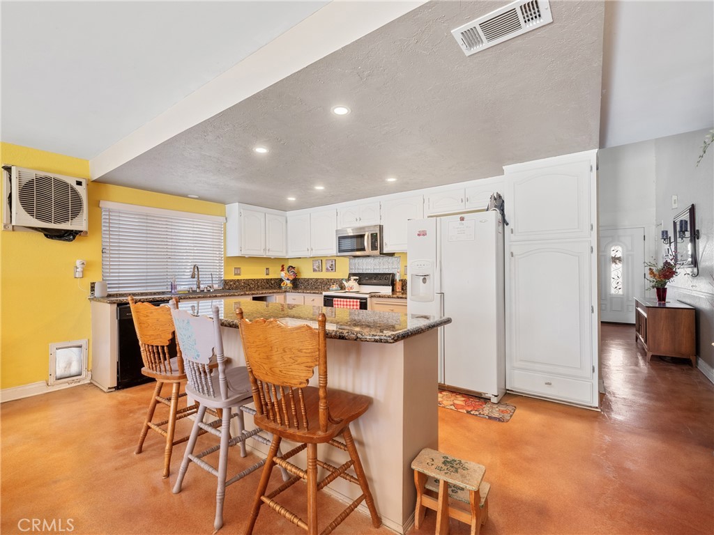 27767 Hummingbird Lane Helendale, CA 92342 - Photo 15 of 34