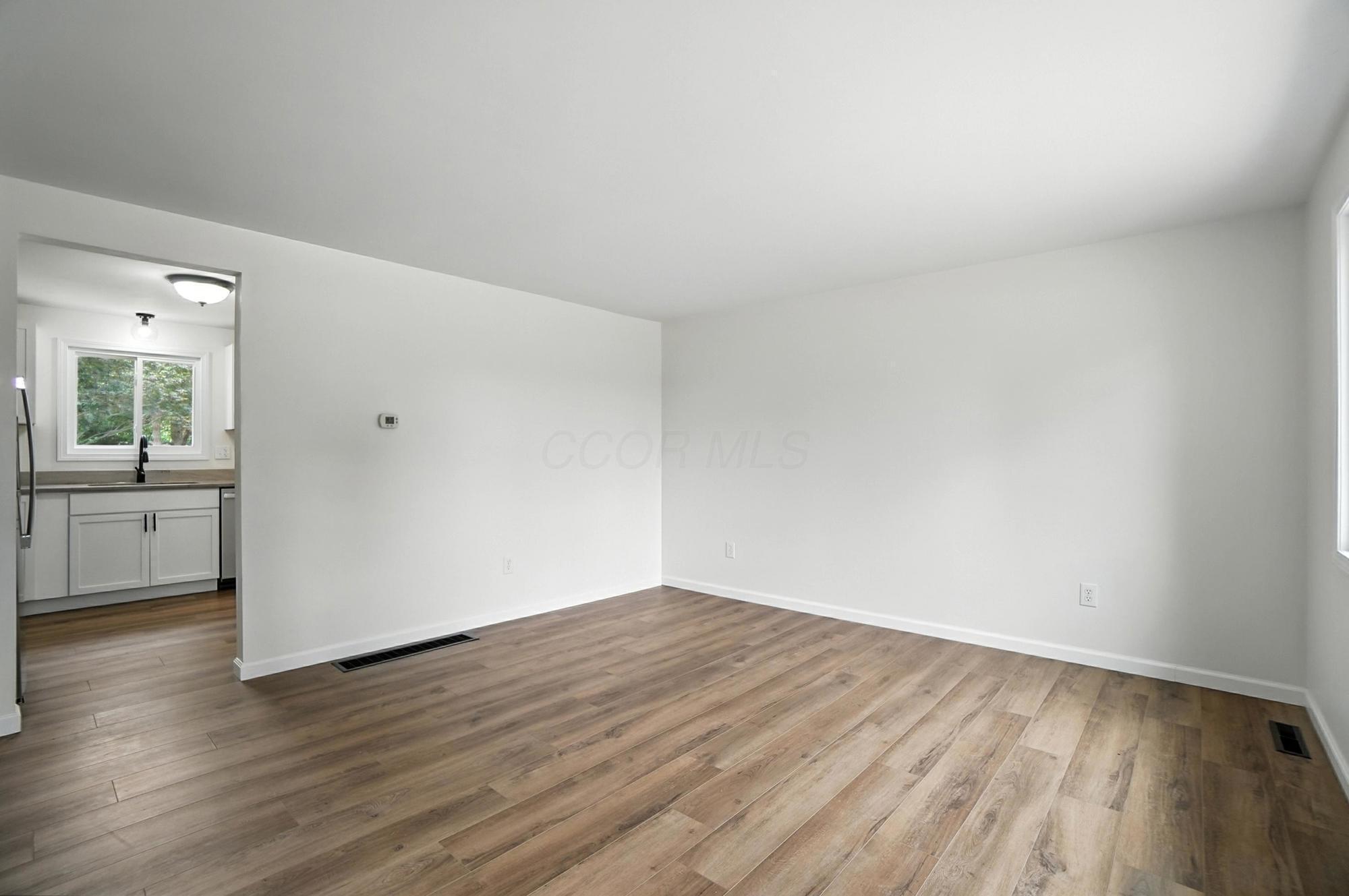5244 Refugee Road Columbus, OH 43232 - Photo 6 of 34 006