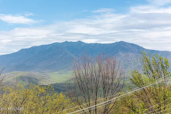 $2,000,000 | 1066 Ski View Drive, Gatlinburg, TN 37738