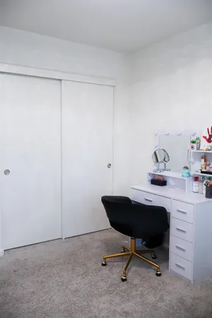 a en suite bathroom with a double vanity sink and a mirror