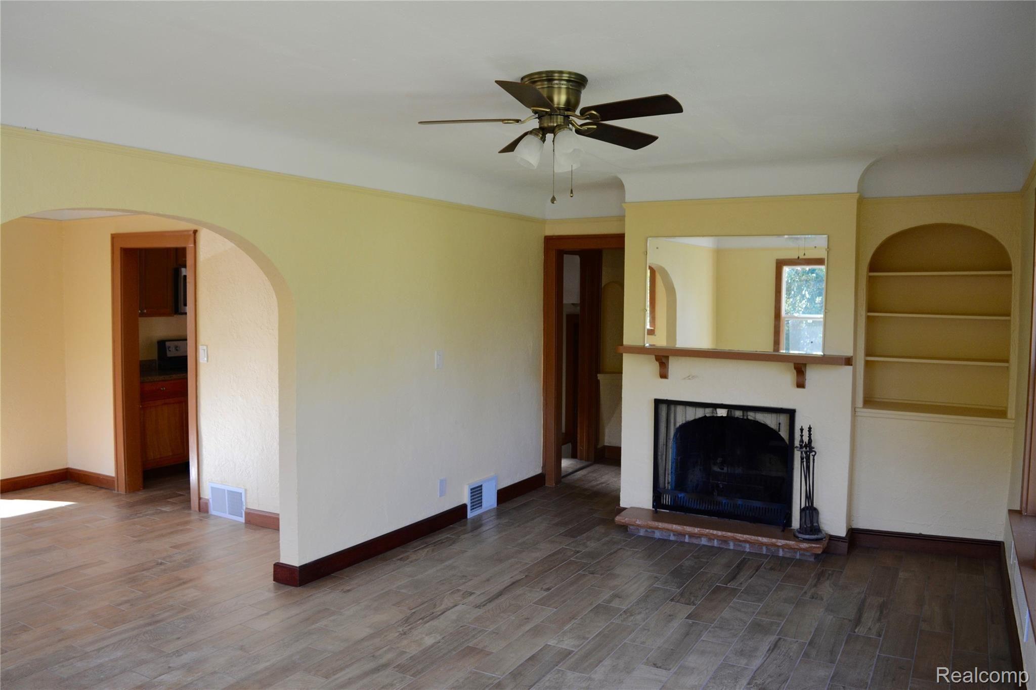 4735 Elizabeth Lake Road Waterford, MI 48327 - Photo 3 of 20 DSC_0333.jpg