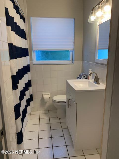 1122 West Pratt Street Starke, FL 32091 - Photo 5 of 7 a bathroom with a sink a toilet a shower and a mirror