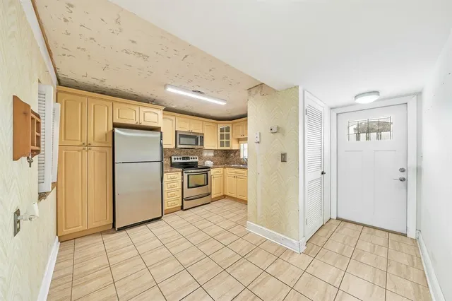 $175,000 | 8980 South Hollybrook Boulevard, Unit 204, Pembroke Pines, FL 33025