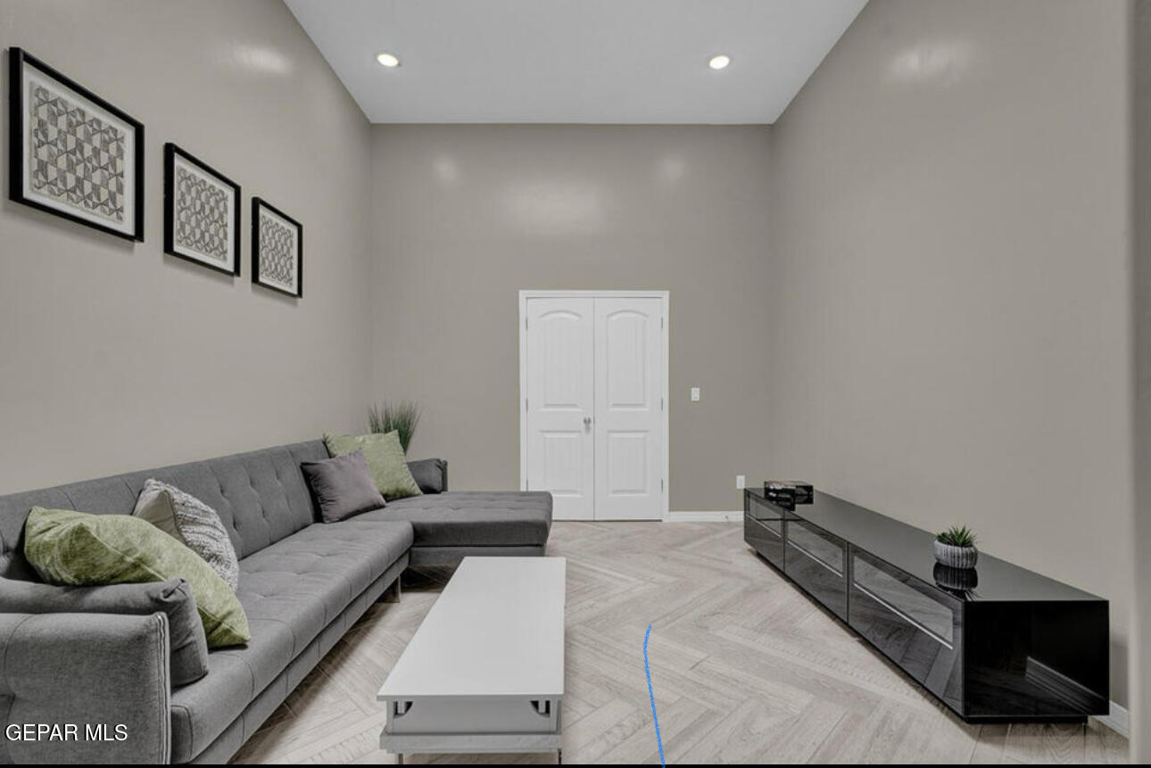 12422 Fill Ball Street El Paso, TX 79928 - Photo 24 of 32 a living room with furniture