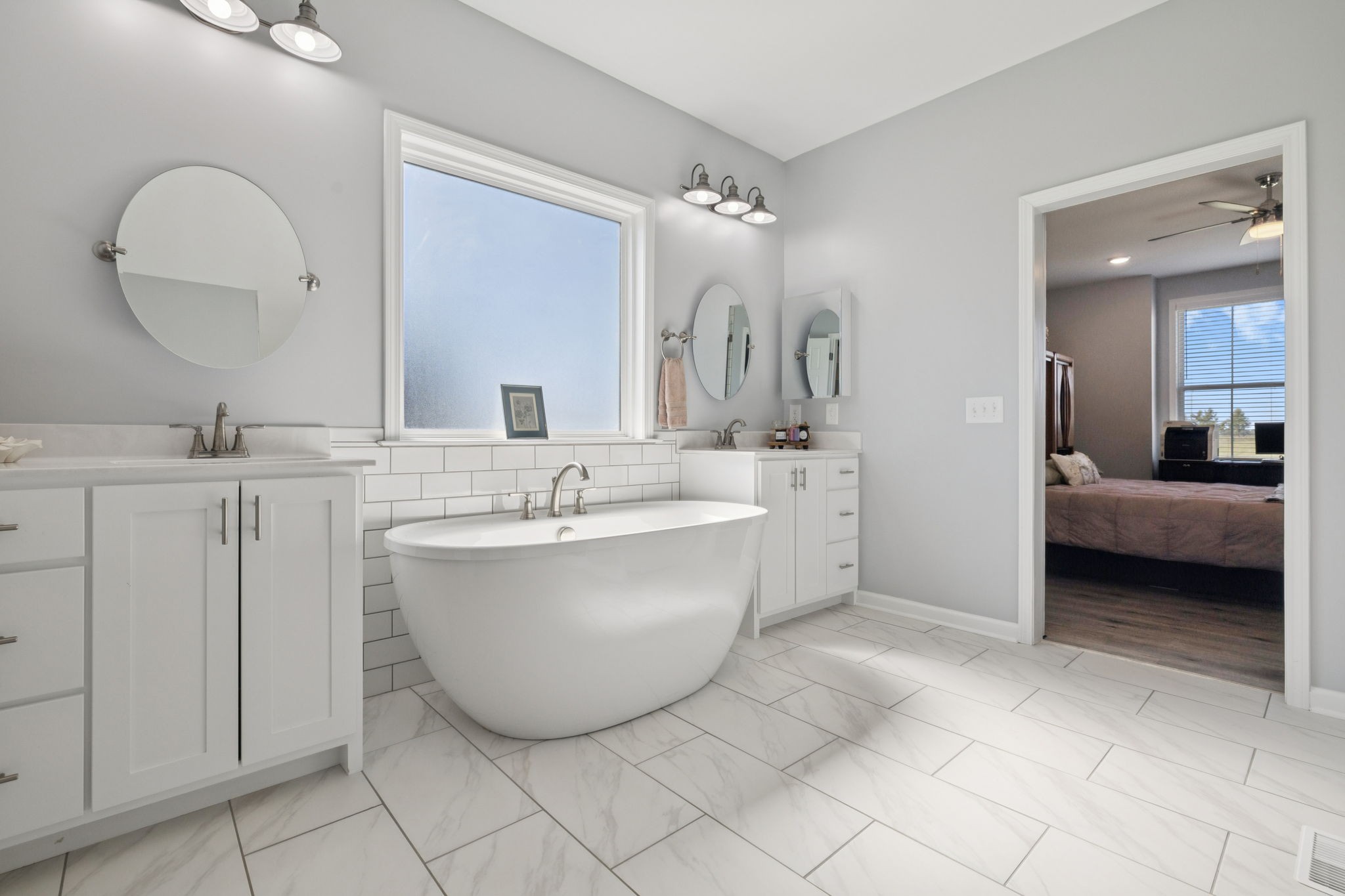 5373 East Robertson Road Orlinda, TN 37141 - Photo 15 of 57 a bathroom with a tub sink and mirror