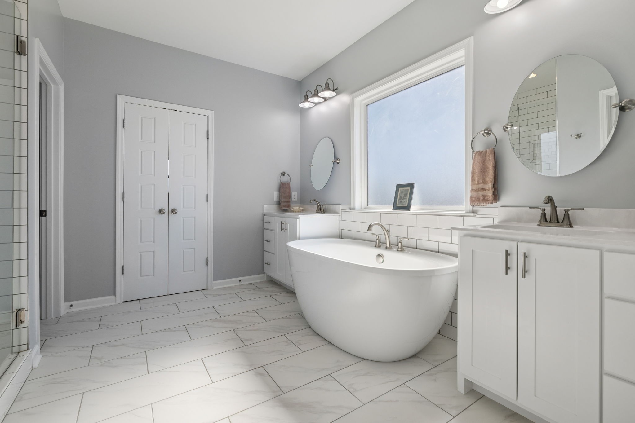 5373 East Robertson Road Orlinda, TN 37141 - Photo 18 of 57 a bathroom with a tub sink and mirror