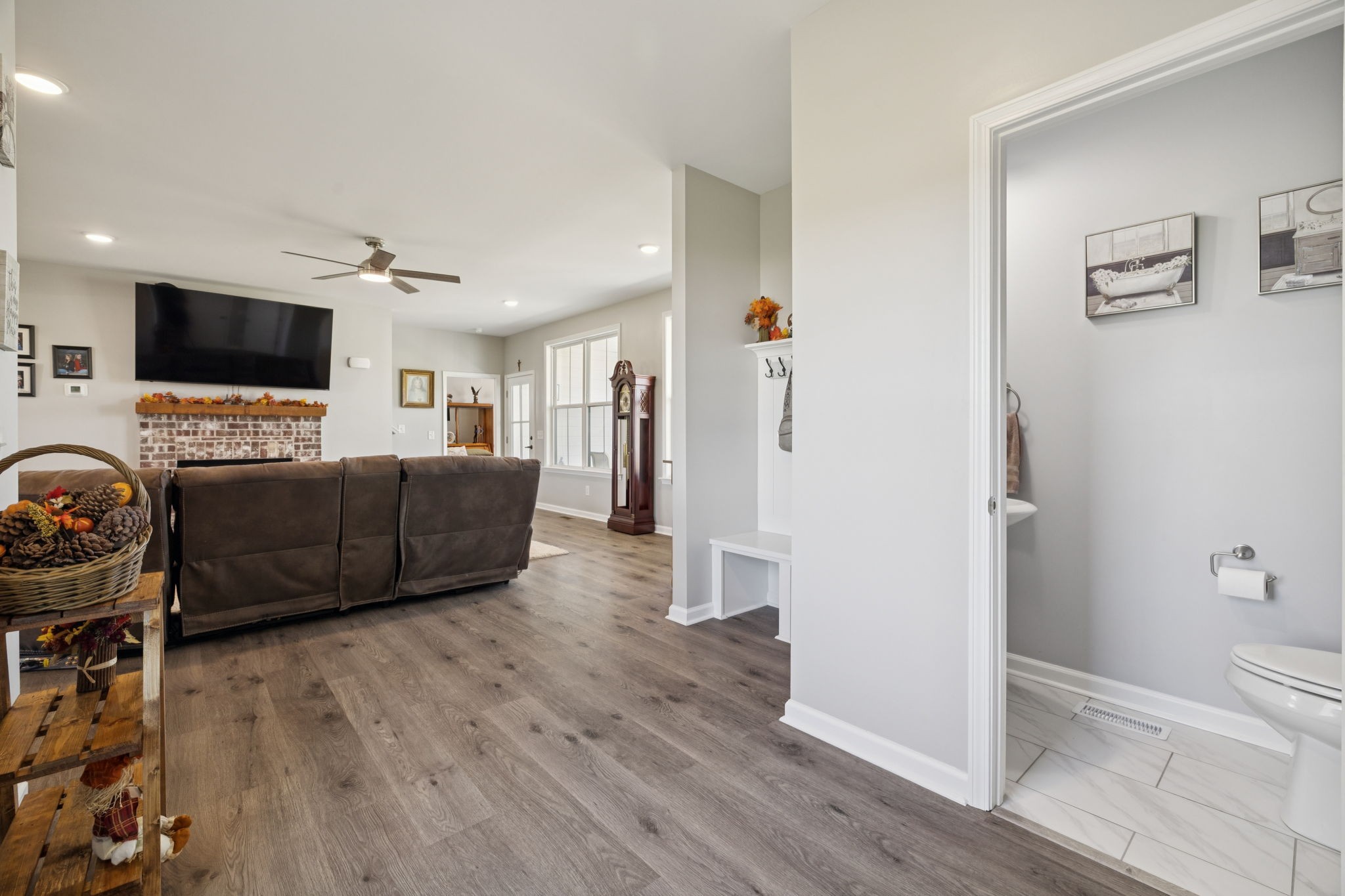 5373 East Robertson Road Orlinda, TN 37141 - Photo 10 of 57 a living room with furniture and a flat screen tv
