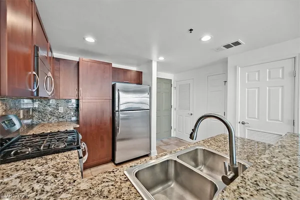 $2,000 | 150 South Las Vegas Boulevard, Unit 1501, Las Vegas, NV 89101