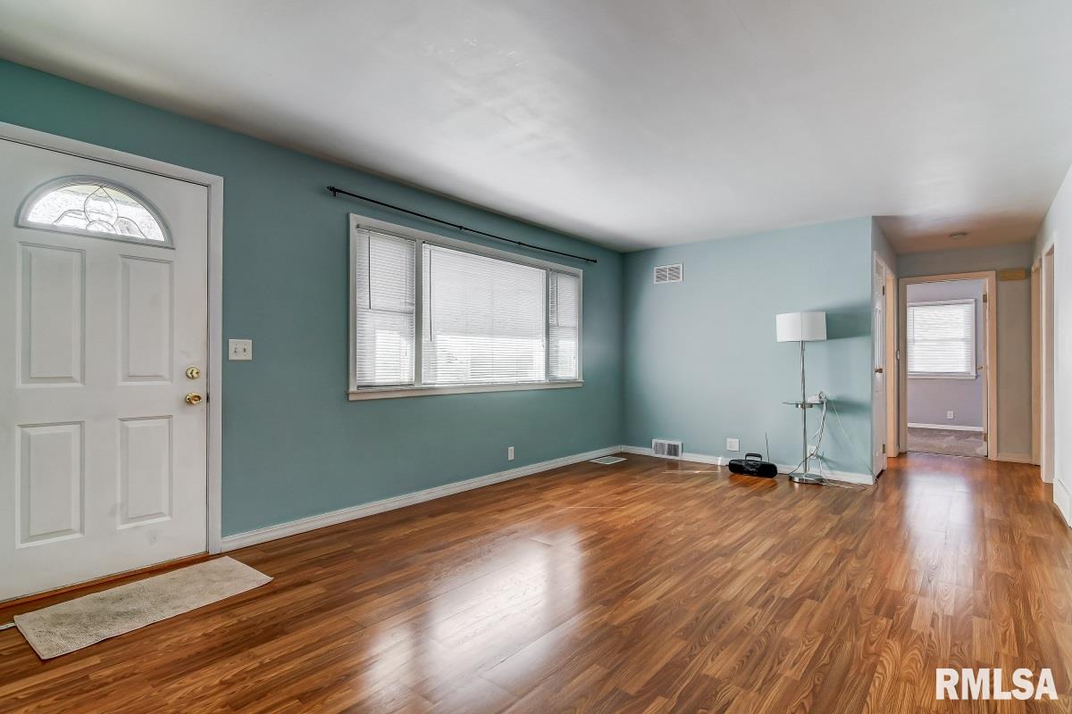 2325 Huntington Road Springfield, IL 62703 - Photo 3 of 31
