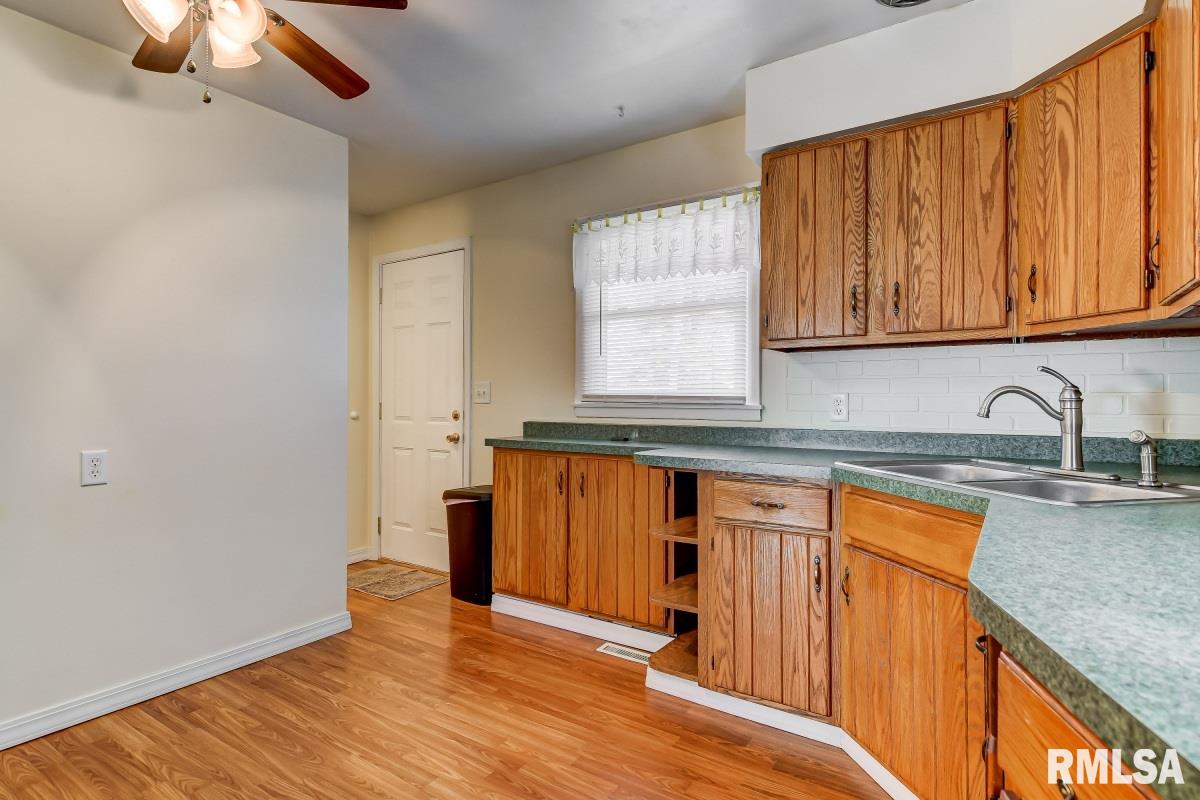 2325 Huntington Road Springfield, IL 62703 - Photo 8 of 31