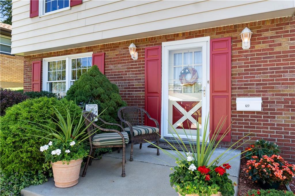 127 Parkedge Road Pittsburgh, PA 15220 - Photo 4 of 33 Gallery Image 4